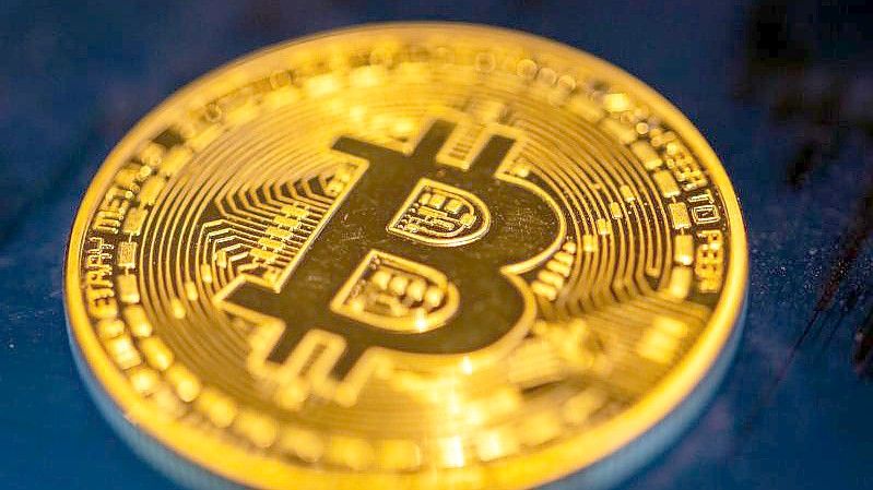 Eine Münze der Digitalwährung Bitcoin. Foto: Fernando Gutierrez-Juarez/dpa-Zentralbild/dpa