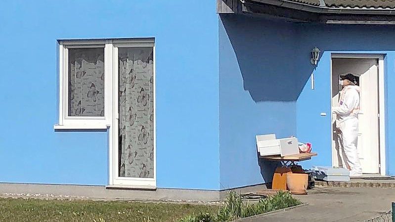 Mitarbeiter der Spurensicherung arbeiten am Haus, in dem der junge Mann mit seinen Eltern und seiner Schwester wohnte, die er getötet haben soll. Foto: Joachim Mangler/dpa-Zentralbild/dpa