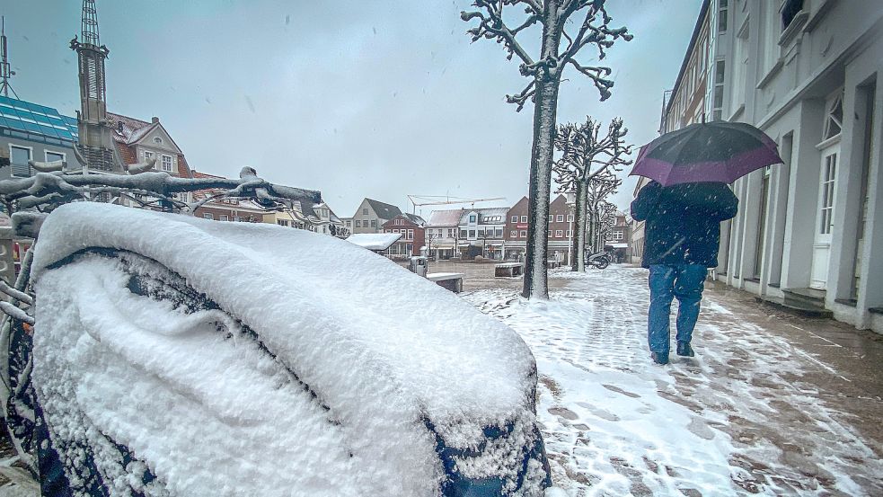 Auch in der Auricher Innenstadt kamen Flocken vom Himmel. Foto: Cordsen