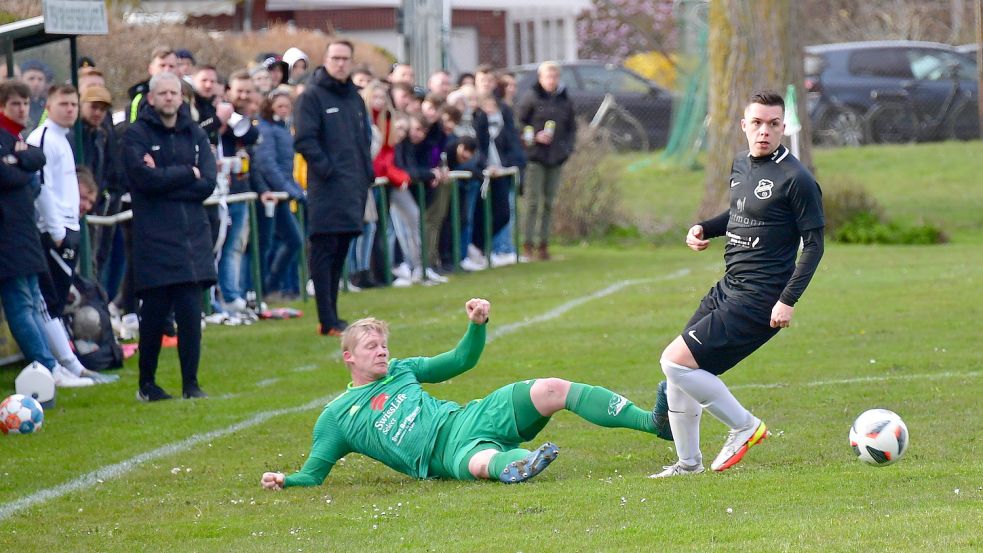 Das Derby lockte am frühen Mittwochabend 400 Zuschauer nach Visquard. Foto: Wagenaar