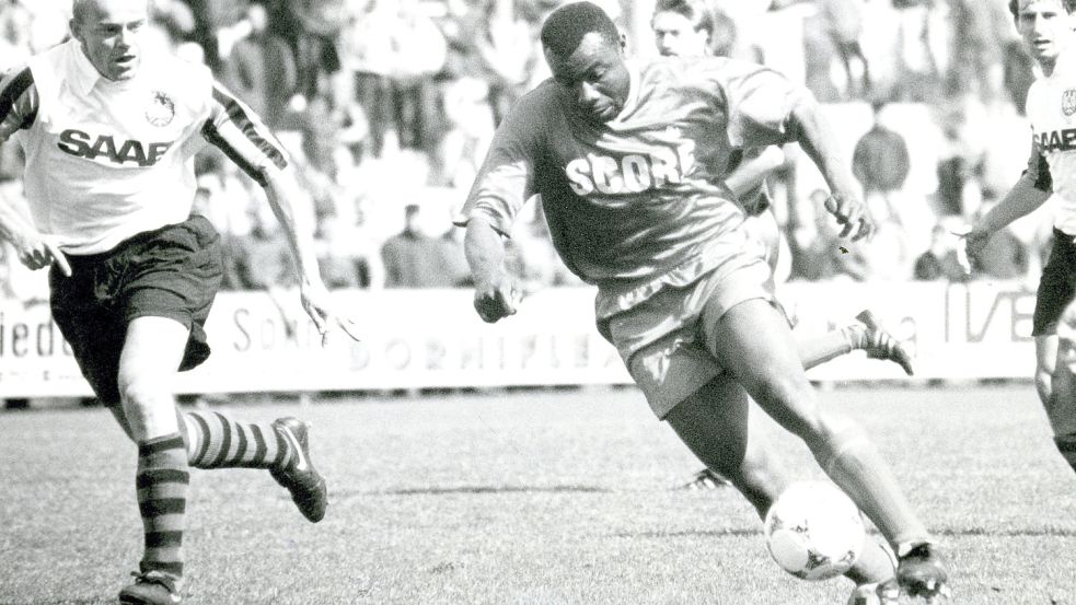 Mehr als drei Jahre lang spielte Yvon Okemba (rechts) für Kickers Emden. Dabei wurde er 1994 Meister in der drittklassigen Oberliga – scheiterte dann aber mit Kickers in der Zweitliga-Aufstiegsrunde. Dieses Bild stammt aus dem Relegationsspiel gegen den FSV Frankfurt (0:3). Foto: Ackermann