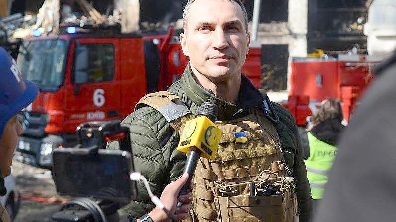 Wladimir Klitschko, ehemaliger ukrainischer Box-Profi, spricht vor einem von den russischen Truppen beschossenen Wohnhaus mit Journalisten. Foto: -/ukrin/dpa