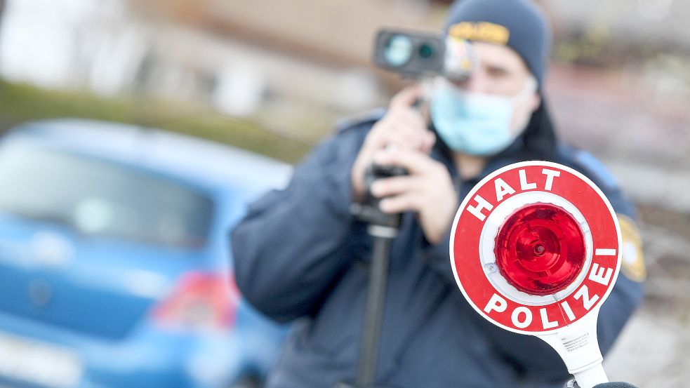 Ab dem 11. April gilt auf Borkum die Saisonverkehrsbeschränkung. Nur mit Ausnahmegenehmigungen darf dann je nach Zone Auto gefahren werden. Das Einhalten dieser Genehmigung soll stärker kontrolliert werden. Foto: Warmuth/dpa