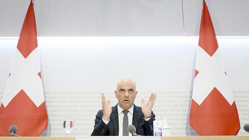 Der Schweizer Gesundheitsminister Alain Berset spricht über die neusten Entscheide des Bundesrates zur Corona-Pandemie. Foto: Anthony Anex/KEYSTONE/dpa