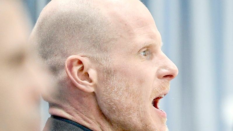 Eishockey-Bundestrainer Toni Söderholm bleibt auch nach dem schwachen Olympia-Abschneiden ambitioniert. Foto: Peter Kneffel/dpa