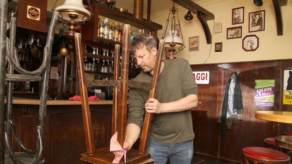 Oliver Herrmann hat Tische und Stühle aus dem Lager geholt. Ab Sonntag darf der Inhaber der Kulisse in Emden wieder die ganze Gästekapazität in seinem Lokal nutzen. Foto: Päschel