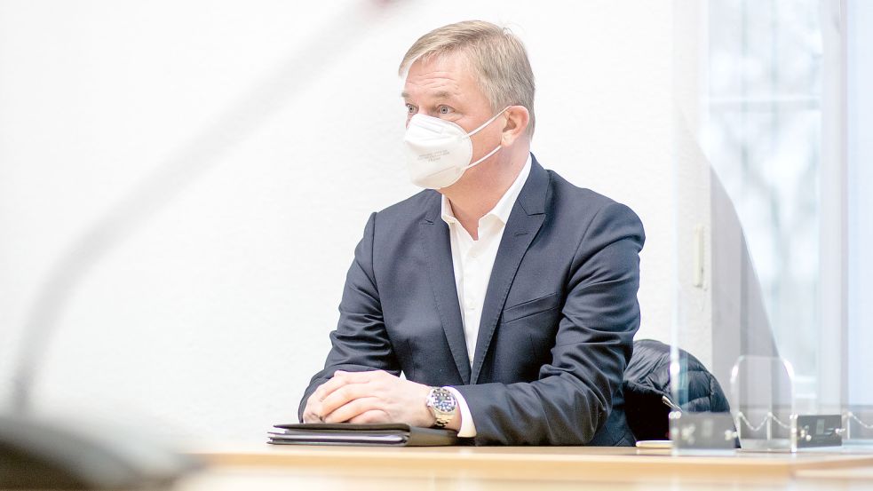 Der Angeklagte Matthias Brückmann, früherer Vorstandsvorsitzender des Energieversorgers EWE, vor Beginn des letzten Prozesstags am Landgericht Oldenburg. Foto: Dittrich/dpa
