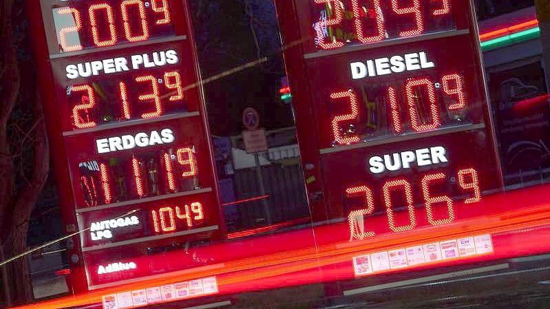 Blick auf die Kraftstoffpreise an einer Berliner Tankstelle. Foto: Joerg Carstensen/dpa