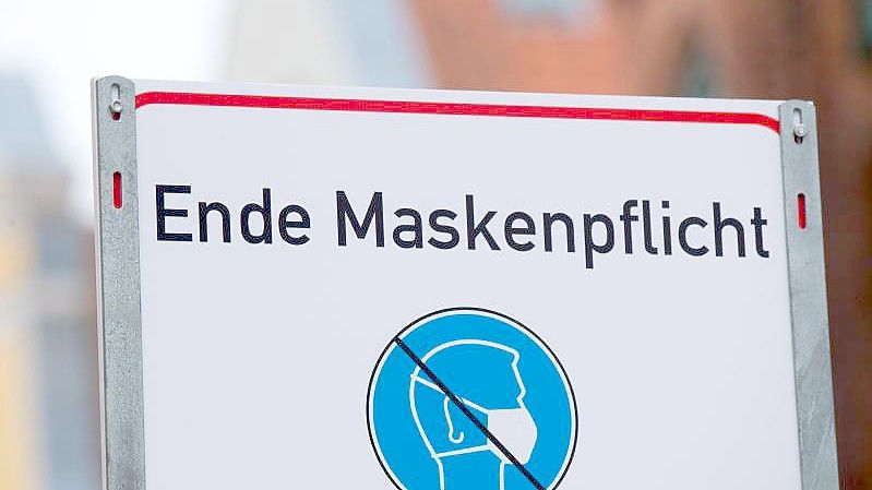 „Ende Maskenpflicht“ steht auf einem Schild in Stralsund. Foto: Stefan Sauer/dpa