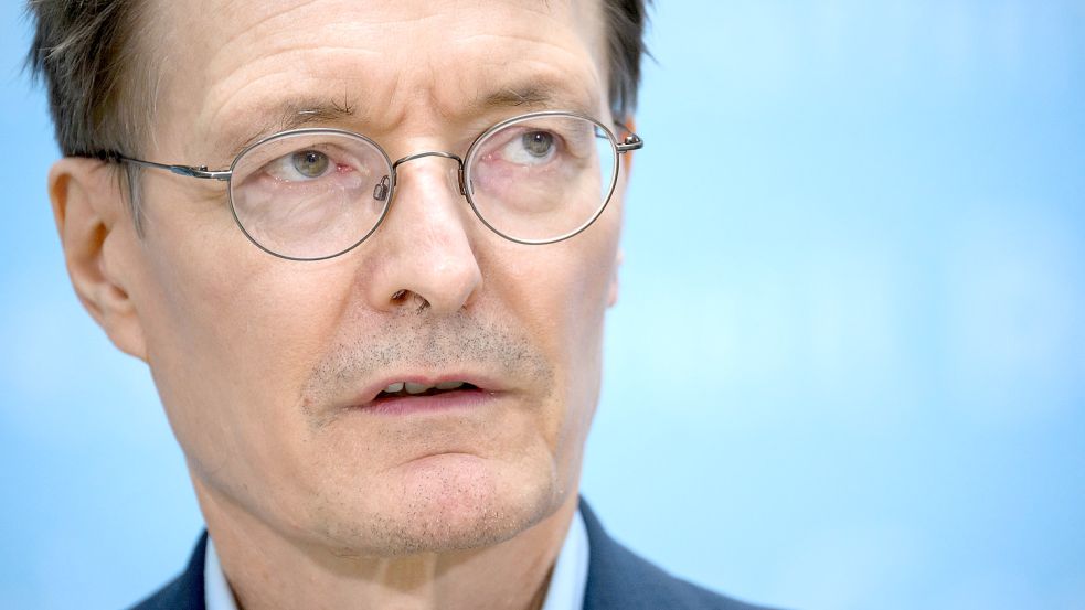 Bundesgesundheitsminister Karl Lauterbach ruft alle ab 60 auf, sich nochmal boostern zu lassen. Foto: Bernd von Jutrczenka