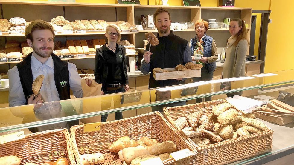 Thorben Kück (Mitte) hat am Freitag zusammen mit insgesamt neun Mitarbeitern den ersten Bio-Supermarkt in Emden eröffnet. Foto: Tomé