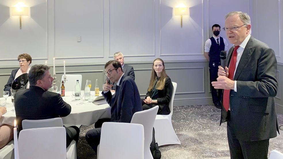 Niedersachsens Ministerpräsident Stephan Weil (SPD) hält im schottischen Edinburgh eine Rede. Zu den Zuhörern gehören von links die niedersächsische Europaministerin Birgit Honé (SPD), der CDU-Landtagsabgeordnete Christian Calderone sowie Andreas Zimmer, Leiter des deutschen Generalkonsulats in Edinburgh. Foto: Lars Laue