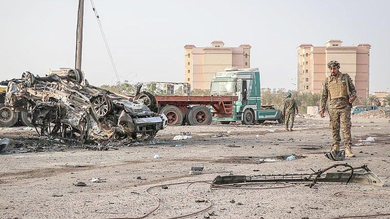 Eine Straße in der Stadt Aden nach einem Autobombenanschlag. Foto: Wail Shaif/dpa