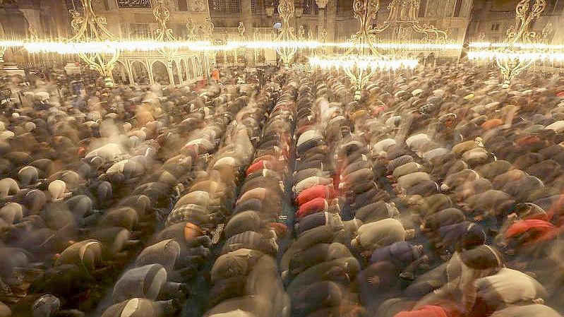 Muslime verrichten in der Hagia-Sophia-Moschee in Istanbul das erste „Tarawih“-Abendgebet des heiligen Fastenmonats Ramadan. Foto: Emrah Gurel/AP/dpa