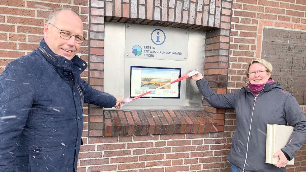 Obersielrichter Reinhard Behrends und Professorin Dr. Jutta Kittel von der Hochschule Emden/Leer nahmen das digitale Info-Center am Siel und Schöpfwerk Knock in Betrieb. Foto: Tomé