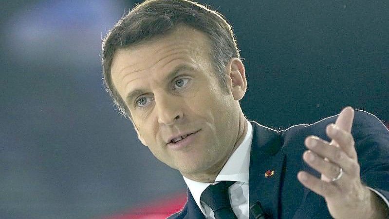 Frankreichs Präsident Emmanuel Macron spricht während einer Wahlkampfveranstaltung in der La Defense Arena in Nanterre. Die Präsidentschaftswahlen in Frankreich finden am 10. und 24. April 2022 statt. Foto: Francois Mori/AP/dpa