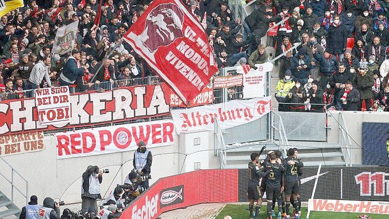 Die Bayern lassen sich nach dem Tor zum 1:0 in Freiburg vor dem Gästeblock feiern. Foto: Philipp von Ditfurth/dpa