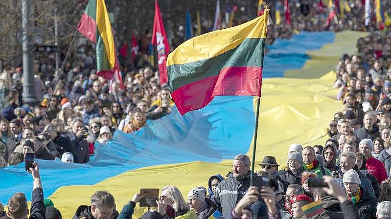 Menschen protestieren in Vilnius gegen den russischen Angriffskrieg gegen die Ukraine. Litauen hat den Import von Erdgas aus Russland nach eigenen Angaben eingestellt. Foto: Uncredited/AP/dpa