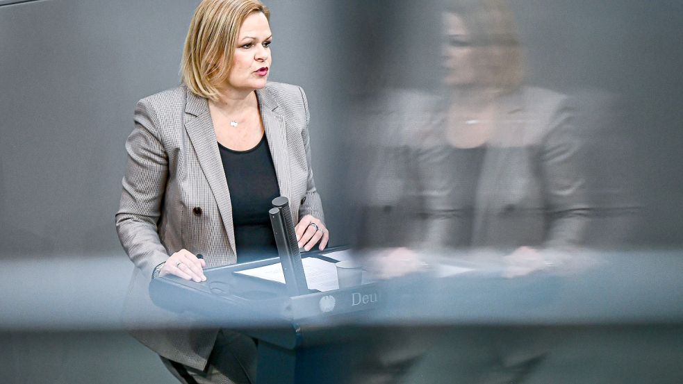 Wegen des Ukraine-Krieges nehmen die Anfeindungen gegen Russen und Ukrainer in Deutschland zu, sagt Bundesinnenministerin Nancy Faeser (SPD) Foto: dpa