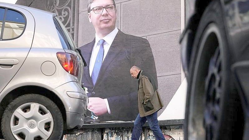 Ein Wahlplakat des amtierenden serbischen Präsidenten Aleksandar Vucic. Es wird erwartet, dass der Populist seine fast zehnjährige Machtposition in dem Balkanland bei den Wahlen ausbauen wird. Foto: Darko Vojinovic/AP/dpa