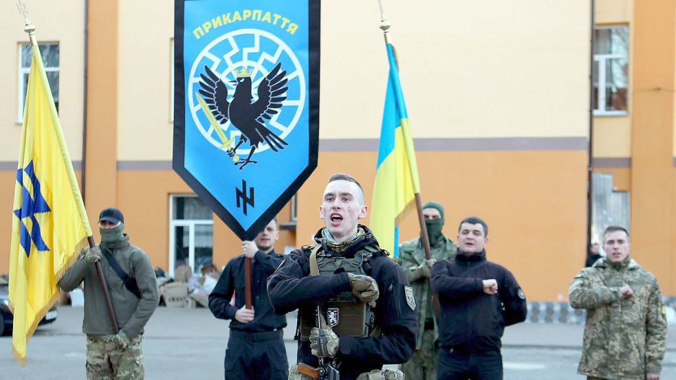 Ursprünge eindeutig im rechtsextremen Spektrum: Junge Asow-Mitglieder bei ihrer Vereidigung. Foto: Ukrinform