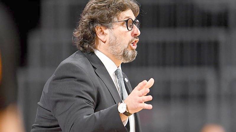 Trainer Andrea Trinchieri und seine Bayern kassierten in Oldenburg eine deutliche Niederlage. Foto: Tobias Hase/dpa/Archiv