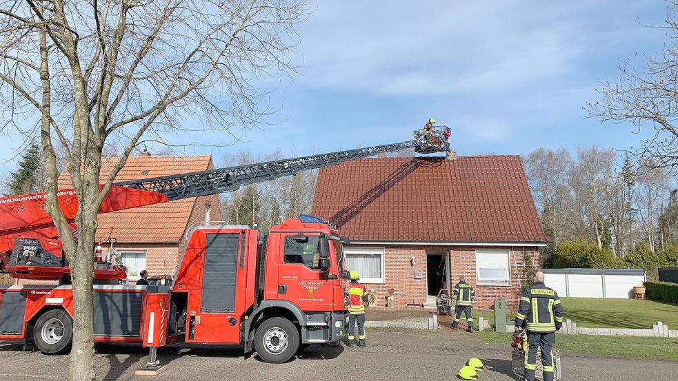 Mit Hilfe der Drehleiter erreichten die Einsatzkräfte den Brandort. Foto: Schütte/Feuerwehr Papenburg