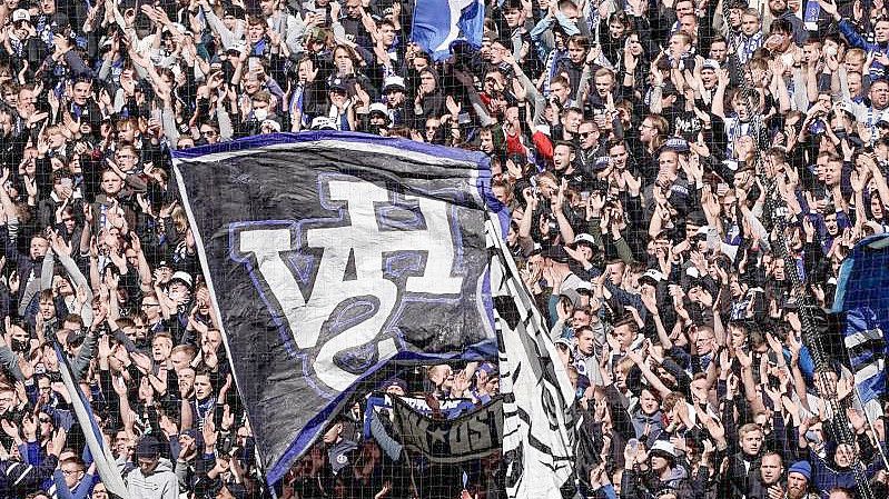 Die Fans des HSV feiern vor der 1:2-Heimpleite auf der Nordtribüne. Foto: Axel Heimken/dpa