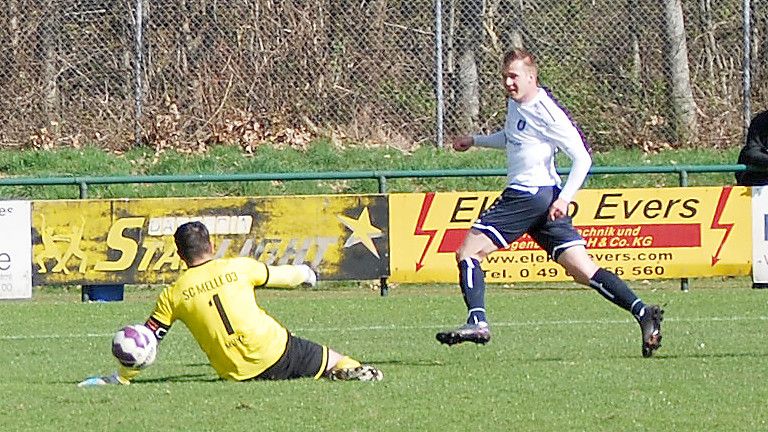 Janek de Buhr erzielte das 2:0 für Papenburg. Wenig später musste der Rhauderfehner verletzt ausgewechselt werden. Foto: Reemts