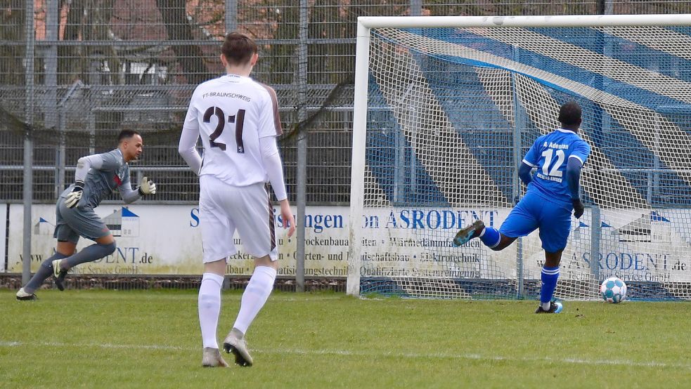 Gerade einmal nach 66 Spielsekunden konnte Ayo Adeniran das 1:0 für Kickers Emden erzielen. Dabei profitierte er von einem Patzer eines FT-Spielers. Fotos: Wagenaar