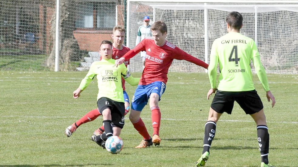 Eike Thaden (links) gewinnt hier diesen Zweikampf und erzielte beide Firreler Treffer. Fotos: Lohmann