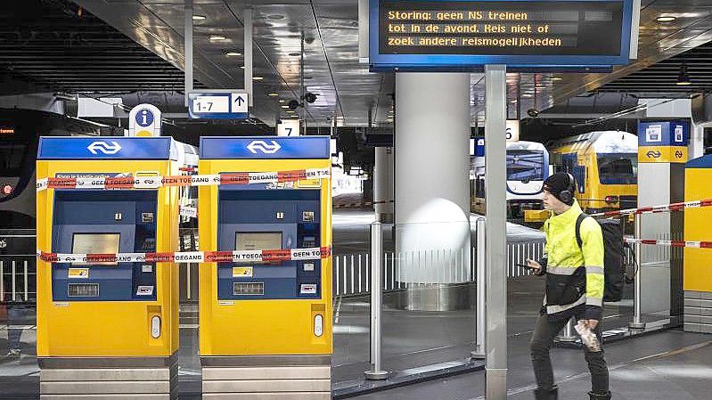 Abgesperrte Automaten in Den Haag: Nach Angabe der staatlichen Bahngesellschaft NS ist der Bahnverkehr in den Niederlanden am Sonntagnachmittag wegen einer technischen Störung weitgehend zusammengebrochen. Foto: RAMON VAN FLYMEN/ANP/dpa