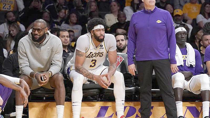 Auch gegen die Nuggets mussten die Los Angeles Lakers ohne Superstar LeBron James (l) auskommen. Foto: Mark J. Terrill/AP/dpa