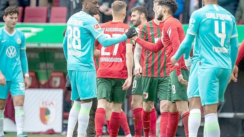 Der VfL Wolfsburg befindet sich nach der Niederlage in Augsburg wieder im Abstiegskampf. Foto: Matthias Balk/dpa