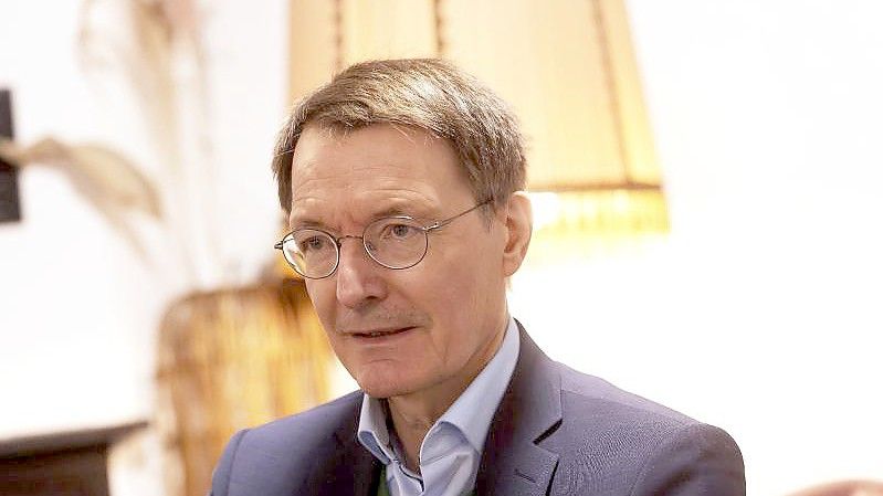 Karl Lauterbach (SPD), Bundesgesundheitsminister, sitzt in seinem Stammcafe in Köln. Foto: Oliver Berg/dpa