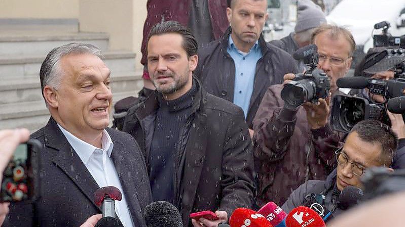 Ungarns Ministerpräsident Viktor Orban spricht nach der Stimmabgabe bei den Parlamentswahlen mit Journalisten. Foto: Ladislav Vallach/TASR/dpa