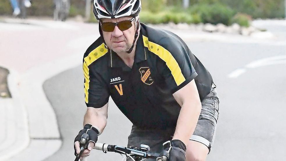 Bevern-Boss Hans-Jürgen Dreckmann ist eine markante Persönlichkeit. 2019 fuhr er zum Spiel nach Emden 120 Kilometer mit dem Rad. Foto: Archiv