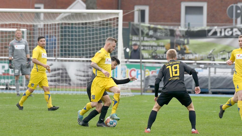 Der SV Bevern gewann in der Vorrunde beide Partien gegen den VfL Germania Leer (gelbe Trikots). In Leer setzte sich der SVB mit 2:0 durch. Foto: Lohmann