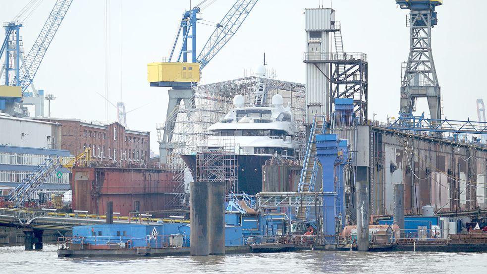 Die „Solandge“ bei Blohm +Voss: Die Yacht soll dem russischen Oligarchen Suleyman Kerimov gehören. Foto: imago images/Hanno Bode