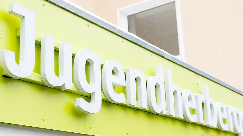 Nach dem Corona-Einbruch steigen die Übernachtungszahlen in den Jugendherbergen wieder leicht an. Foto: Friso Gentsch/dpa