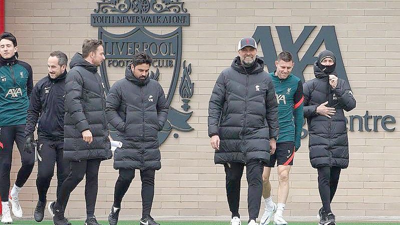 Jürgen Klopp (3.v.r) beim Training seiner Mannschaft vor der Partie bei Benfica. Foto: Peter Byrne/PA Wire/dpa