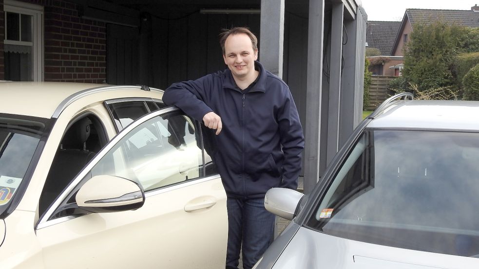 Lars Schmidt gehört in Wiesmoor ein Mietwagen-Unternehmen. Es ist die Erfüllung eines Kindheitstraums. Foto: Wiggermann
