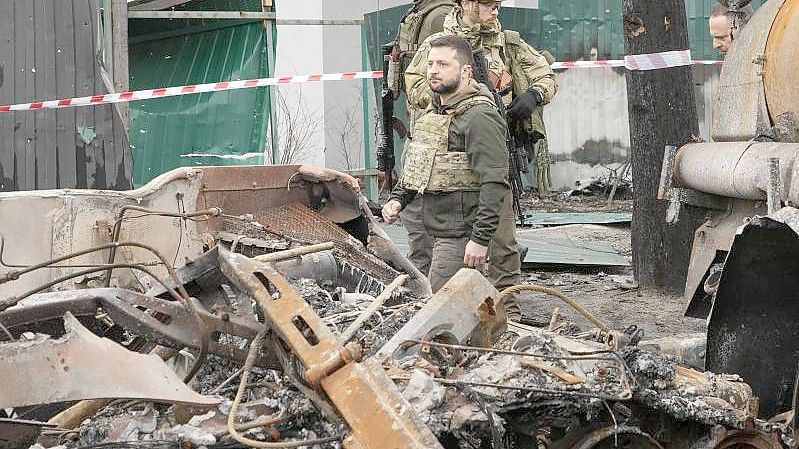 Wolodymyr Selenskyj besucht die zerstörte Stadt Butscha in der Nähe von Kiew. Foto: Efrem Lukatsky/AP/dpa
