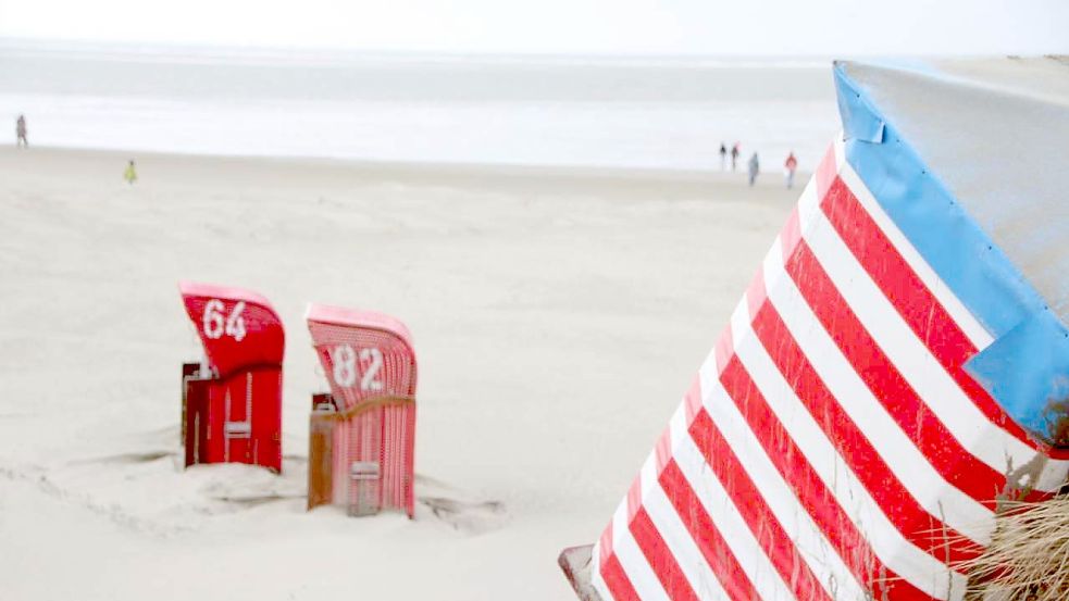 Der Aufbau der Strandkörbe und Strandzelte auf Borkum hat bereits begonnen. Nun droht eine Sturmflut am Donnerstag die Strände entlang der Küste zu überfluten. Foto: Ferber