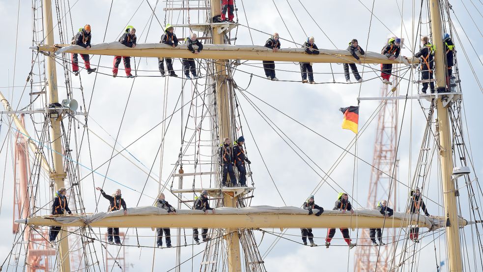 Schüler hängen in den Masten des Großseglers „Pelican of London“ beim Einlaufen in den Hafen. Nach rund einem halben Jahr und zwei Atlantik-Überquerungen machte der Dreimaster mit 35 Schülerinnen und Schülern, meist der 10. Klasse, aus Deutschland, Österreich und der Schweiz im Hafen von Emden fest. Fotos: Michael Bahlo/dpa