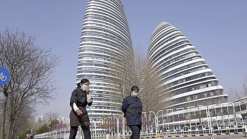 China hat mehr als 10.000 Gesundheitskräfte aus dem ganzen Land nach Shanghai geschickt, darunter 2.000 Militärangehörige, um den sich rasch ausbreitenden Corona-Ausbruch in Chinas größter Stadt zu bekämpfen. Foto: Andy Wong/AP/dpa