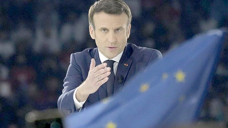 Emmanuel Macron, Präsident von Frankreich, steht während einer Wahlkampfveranstaltung in der La Defense Arena in Nanterre auf der Bühne. Foto: Francois Mori/AP/dpa
