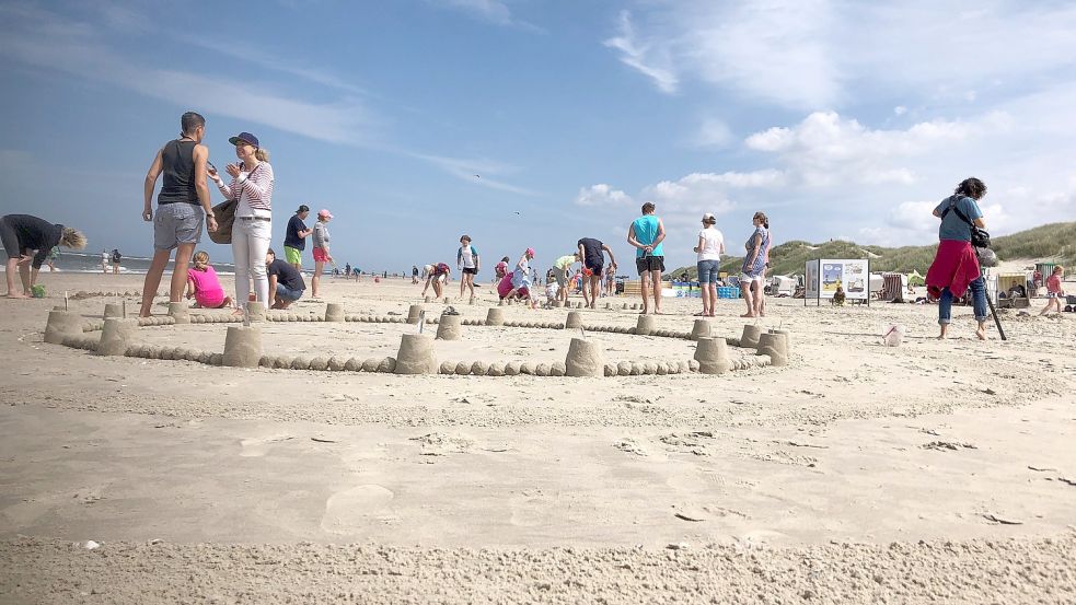 Kunst aus Sand auf Strand: Viele Urlauber machen mit beim Beachart-Wettbewerb. Fotos: privat