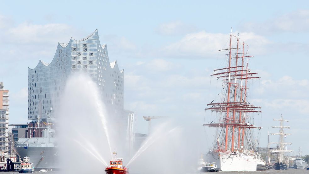 Bei der letzten Auflage des Hafengeburtstages war 2019 noch die „Sedov“ zu Gast, in diesem Jahr wird der russische Großsegler wohl nicht nach Hamburg eingeladen. Foto: Imago/Stephan Wallocha