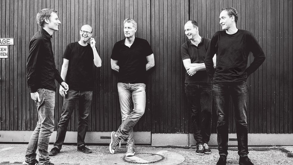 Die Hamburger Band Kettcar startet ihre Kurztour in Leer. Wir haben mit Gitarrist Erik Langer (2. von links) gesprochen. Foto: Hornhoff